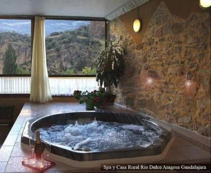 Zona de bienestar con jacuzzi y bonitas vistas este hotel con encanto..