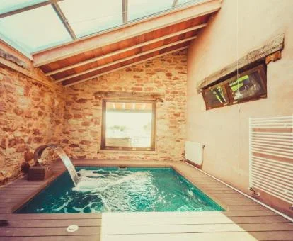 Zona de aguas con chorros del centro de spa del hotel.