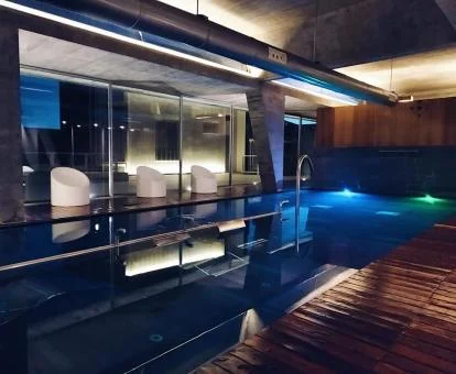 Elegante centro de bienestar del hotel con piscina cubierta y elementos de hidroterapia.
