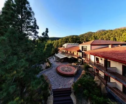 Hotel rural en medio de la naturaleza con zonas exteriores.