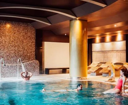 Personas disfrutando de las instalaciones de bienestar de este hotel solo para adultos.
