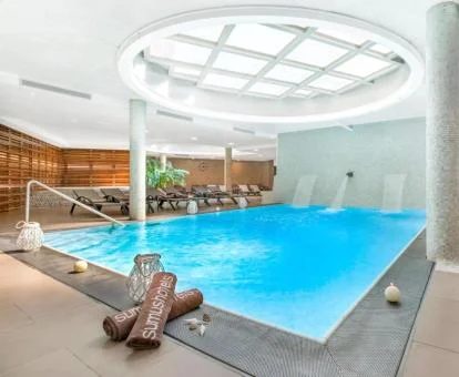 Piscina cubierta con zona de relajación del spa.