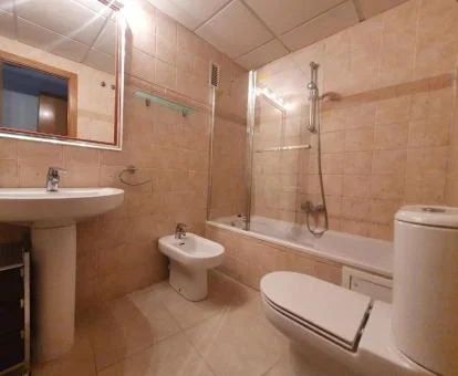 Bañera de hidromasaje privada en el baño de este apartamento.