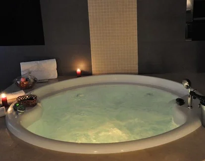 Foto del jacuzzi de la suite superior con bañera de hidromasaje con sauna que encontramos en el Hotel Los Peñascales y que es perfecto para una escapada con tu pareja para desconectar.