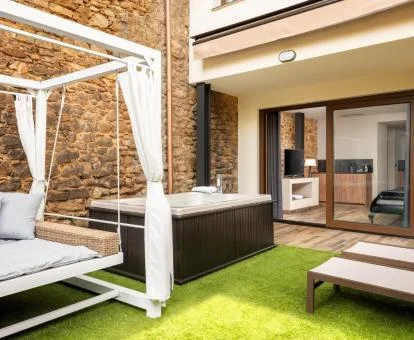 Preciosa terraza privada con jacuzzi de uno de los apartamentos del establecimiento.