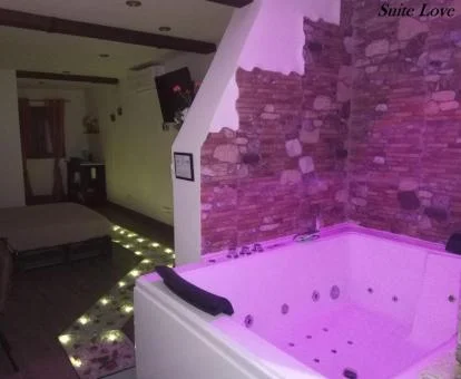 Precioso jacuzzi privado cerca de la cama de este coqueto apartamento.