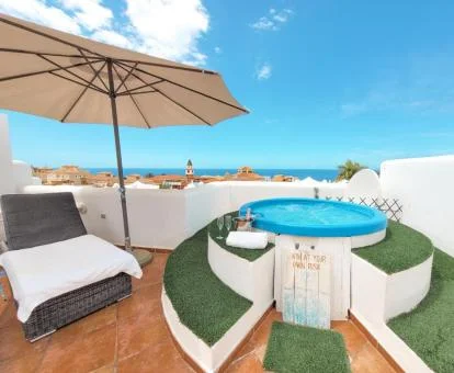 Fabulosa terraza privada con jacuzzi y vistas al mar de este apartamento.