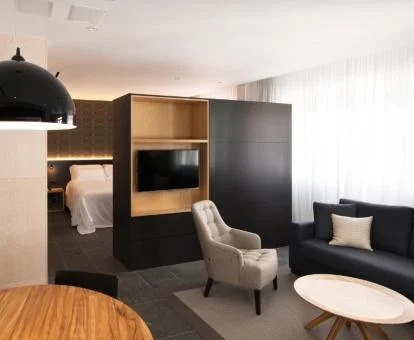 Interior de una de las hermosas suites con zona de estar de este hotel boutique.