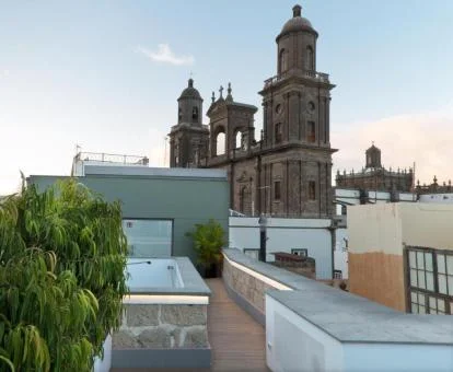 Terraza en la azotea de este hotel con encanto con vistas a la catedral.