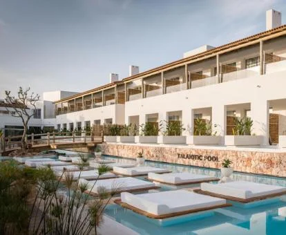 Precioso hotel con encanto con piscina y camas sobre el agua.