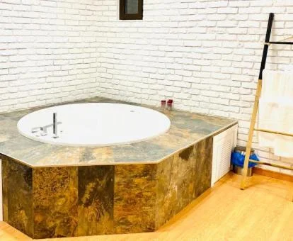 Amplio jacuzzi circular de este apartamento independiente.