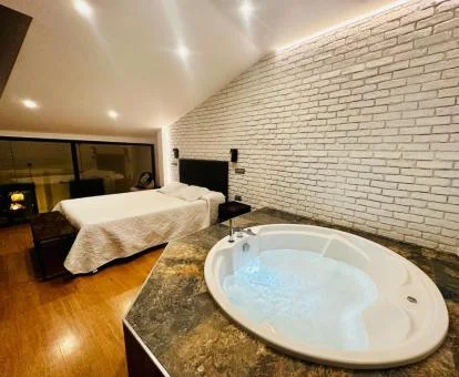 Precioso dormitorio con jacuzzi privado de este apartamento independiente.