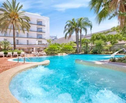 Hotel con encanto con piscina exterior rodeada de vegetación y con elementos de hidroterapia.