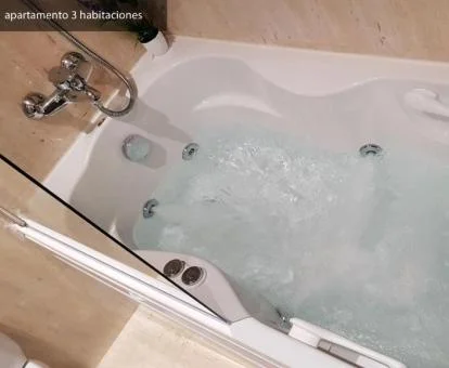Bañera de hidromasaje privada del apartamento de tres dormitorios.