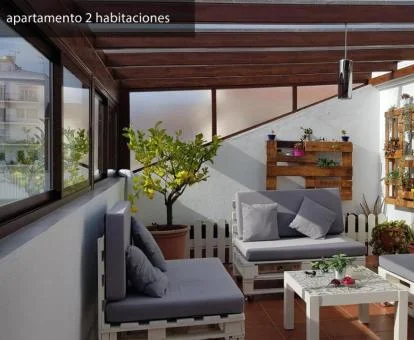 Acogedora terraza cubierta con mobiliario de este apartamento independiente.