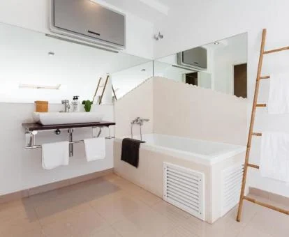 Amplio baño con jacuzzi privado de este apartamento dúplex.