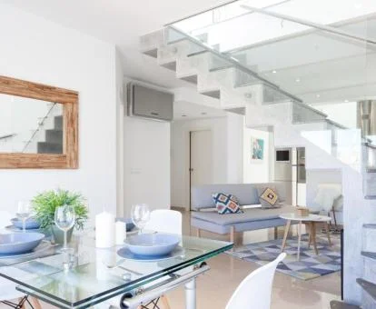 Interior de este fabuloso apartamento dúplex con jacuzzi privado.