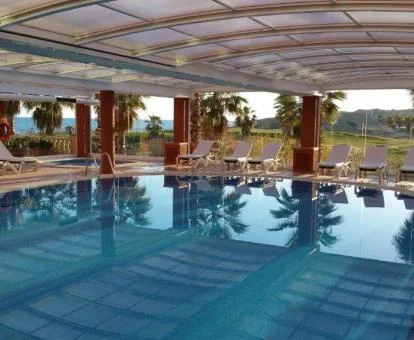 Gran piscina cubierta con vistas al exterior del spa.