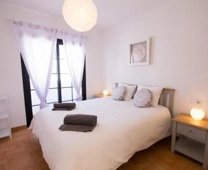 Una de las luminosas habitaciones dobles de este albergue solo para adultos.