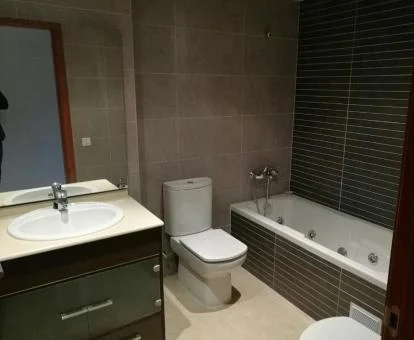  Baño con bañera de hidromasaje privada de este precioso apartamento.