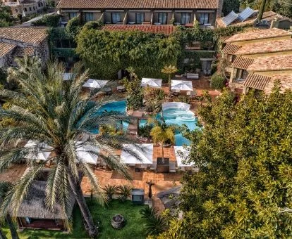 Vista aérea de este hotel rural con hermosos jardines y amplia zona exterior.