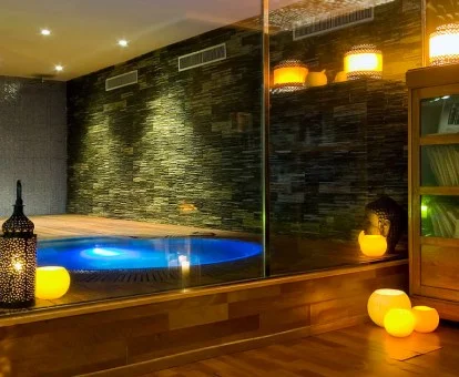 Elegante centro de bienestar del hotel con zona de aguas.