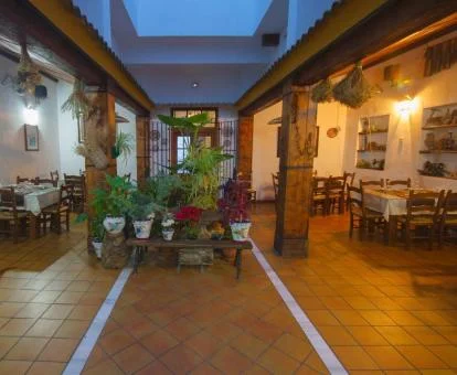 Acogedor patio interior de este hotel con encanto de estilo rústico.