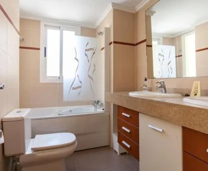 Baño con bañera de hidromasaje privada de este apartamento de tres dormitorios.