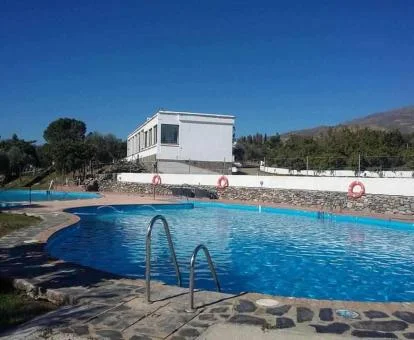 Piscinas exteriores de este hotel con encanto rodeado de naturaleza.