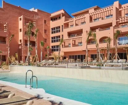 Precioso hotel con zonas exteriores y piscina.