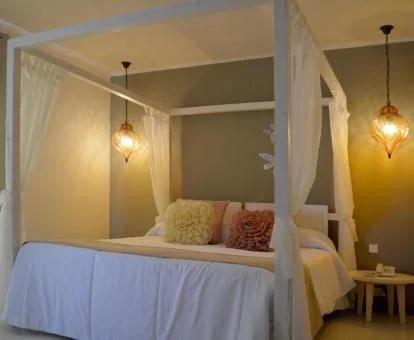 Una de las habitaciones con cama con dosel de este hotel.