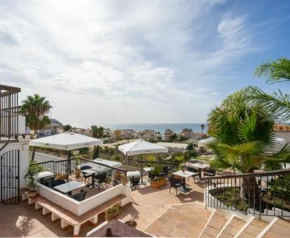 Amplia zona exterior con terrazas y vistas al mar de este hotel boutique.