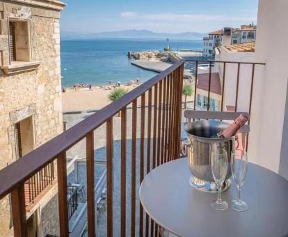Acogedor balcón con vistas al mar de una de las habitaciones de este hotel con encanto.