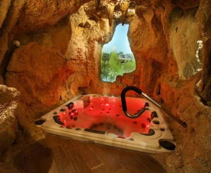 Precioso jacuzzi enclavado en una cueva de este hotel romántico.