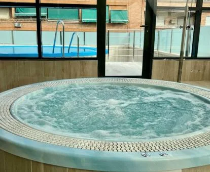 Jacuzzi del centro de bienestar del hotel.