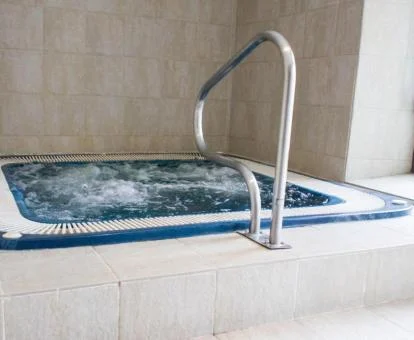 Zona de aguas del centro de bienestar del hotel.