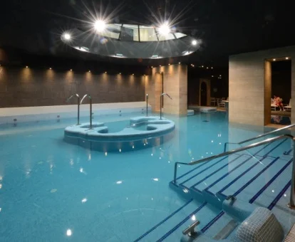 Espectacular piscina con elementos de hidroterapia del spa.