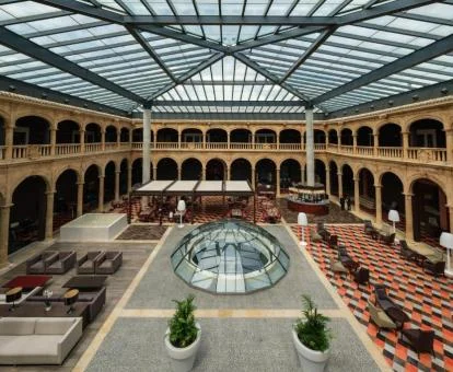 Impresionante patio interior de este precioso hotel balneario.