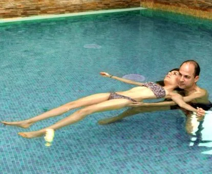 Pareja disfrutando del flotarium del balneario Archena, al que el hotel brinda acceso.