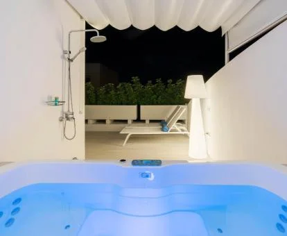 Amplio jacuzzi privado para dos personas al aire libre de este apartamento independiente.