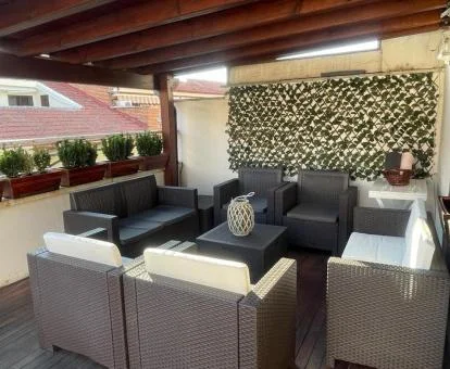 Terraza de este coqueto apartamento con jacuzzi privado.