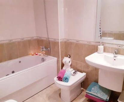 Baño con bañera de hidromasaje privada de este apartamento independiente.