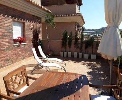 Amplia terraza amueblada de este apartamento independiente con jacuzzi privado.