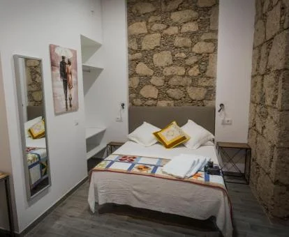 Una de las coquetas habitaciones con paredes de piedra de este hotel solo para adultos.