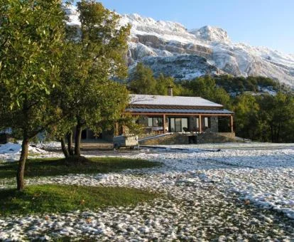 Precioso entorno natural rodeado de montañas de este alojamiento solo para adultos.