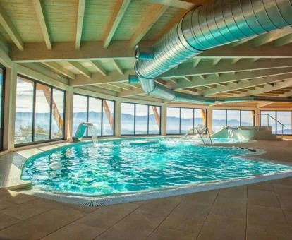 Espectacular piscina con elementos de hidroterapia del hotel.