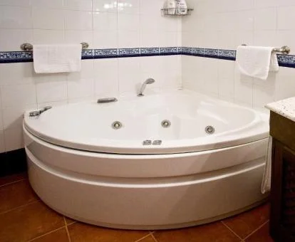 Amplio jacuzzi privado del apartamento de un dormitorio de este establecimiento rural.