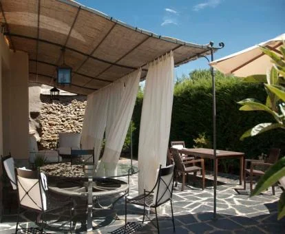 Terraza con mobiliario exterior y jardín de este hotel solo para adultos.