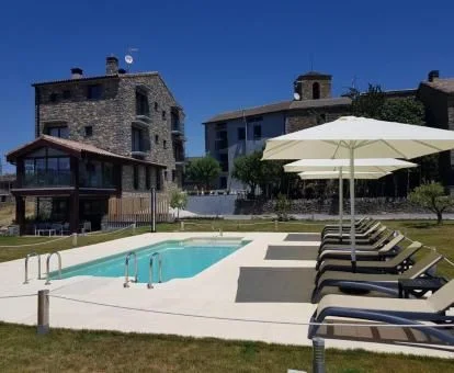 Exteriores de este hotel rural solo para adultos con piscina al aire libre y tumbonas.