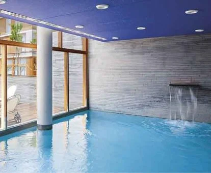 Piscina de hidroterapia del spa con vistas al exterior.